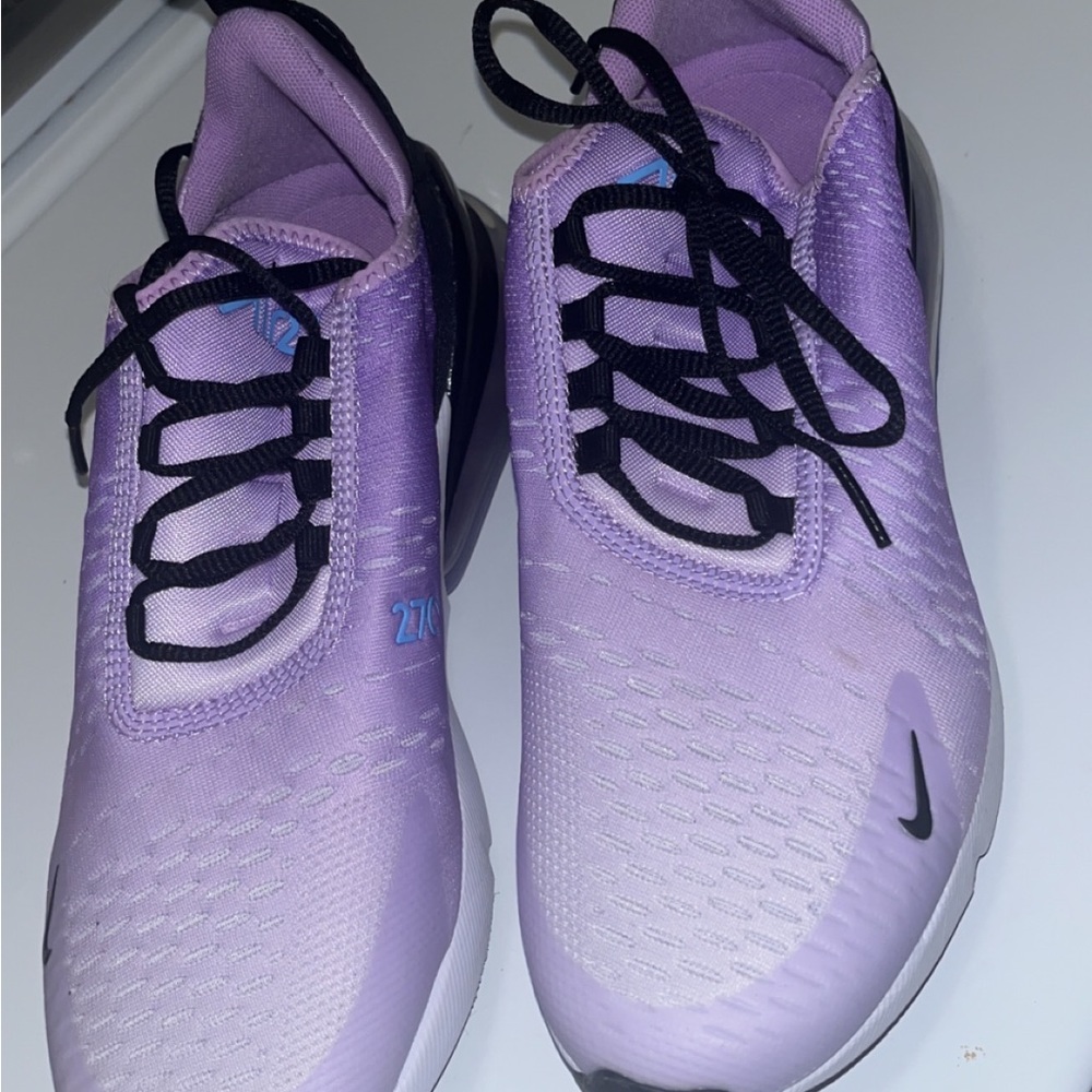 Women’s size 10 nike air max 270s